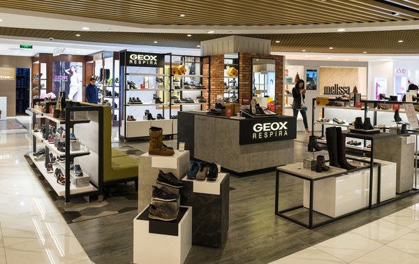 合肥市哪里有專(zhuān)業(yè)給鞋店店鋪裝修的呀！